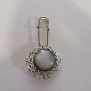 Tuchnadel silber, Stein hellgrau (AUSVERKAUF, WENN WEG DANN WEG)